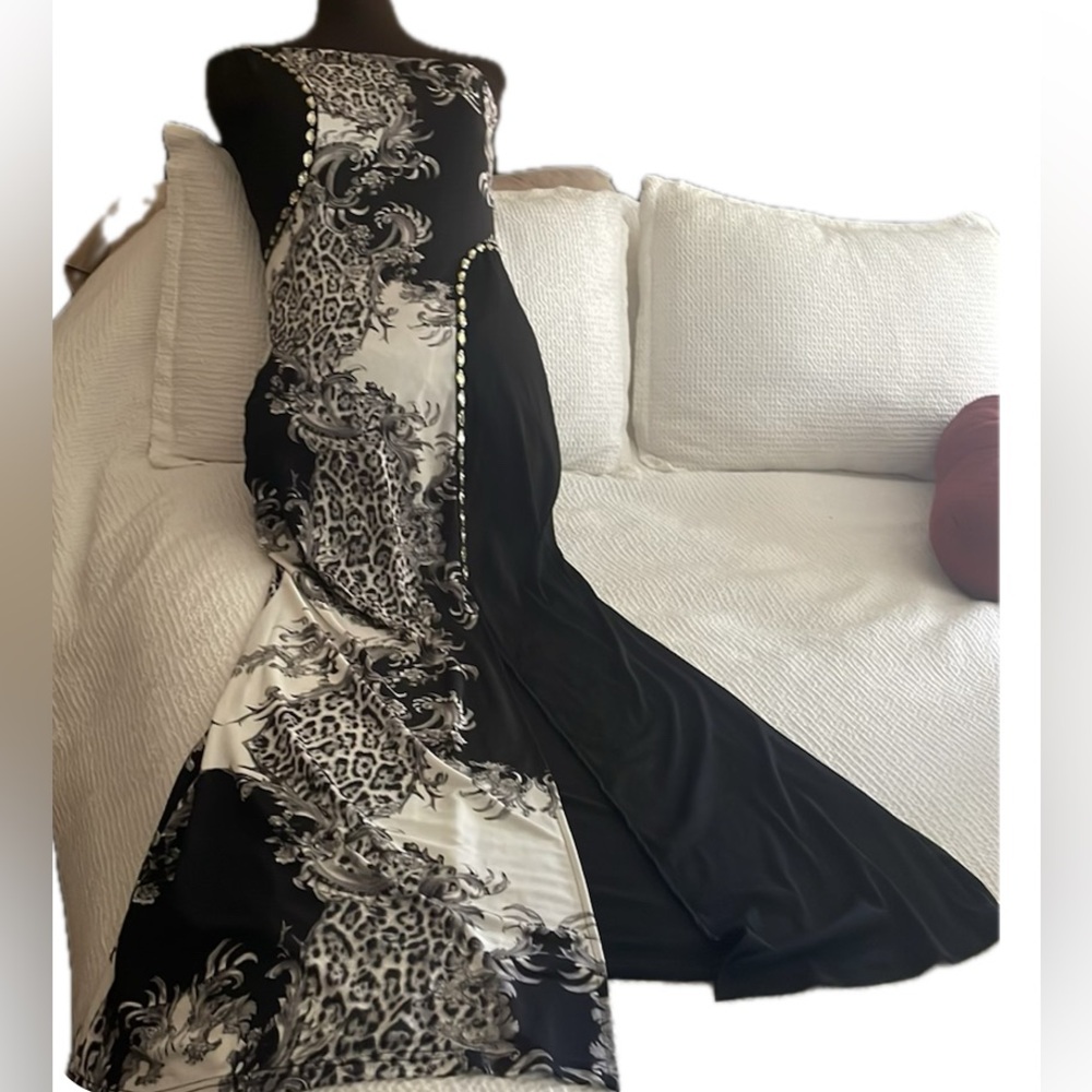 Angel Fashions Elegant Black and Cream maxi Dress.
NWNT.